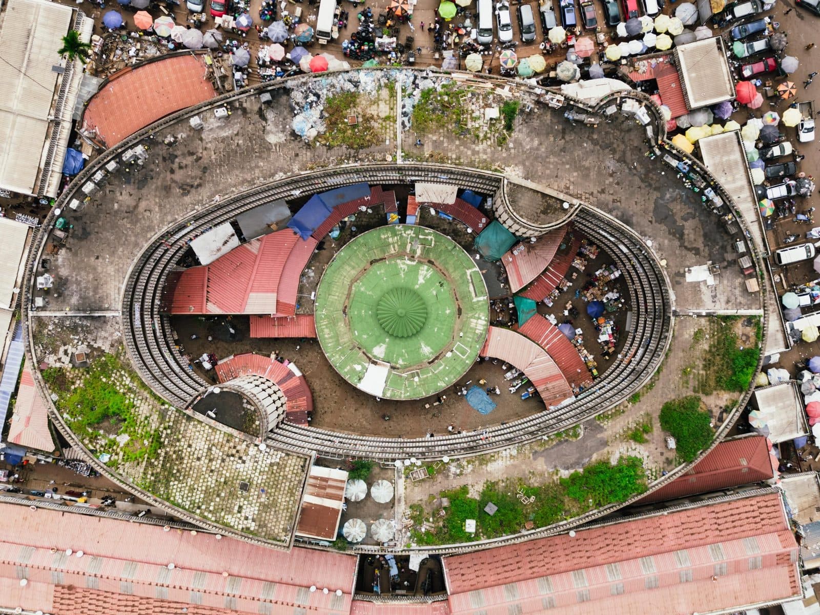 Yaoundé’s central market seen from above, surrounded by busy shopping streets.